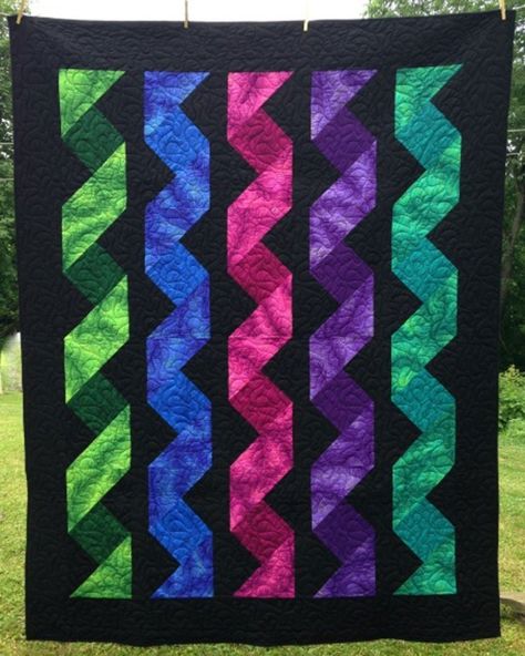 Rainbow Quilts, Ribbon Quilt, Quilt Modernen, The Quilt Show, Half Square Triangle Quilts, Quilt Care, Quilt Border, Patchwork Quilt Patterns, Triangle Quilt