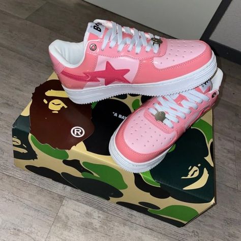 A Bathing Ape Bapesta ( Pink Camo ) womens Bape Womens Outfit, Bape Shoes Women, Bape Shoes Outfits Women, Bathing Ape Outfit, Bapesta Pink, Pink Bapestas, Bape Shoes Outfit, Nicki Concert, Bapesta Shoes