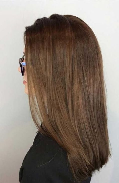 Tintes de cabello que te harán ver más joven Chocolate Brown Hair Color, Hair Color Caramel, Chocolate Brown Hair, Gorgeous Hair Color, Colors Hair, Caramel Hair, Hair Color Light Brown, Hair Shades, Brown Hair With Highlights