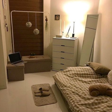 ◞ˏˋ pinterest ─ jasmiiin38 ˎˊ◞ Decor Lights, Simple Room, Minimalist Room, Aesthetic Rooms, Bedroom Vintage, Small Room Bedroom, Room Inspiration Bedroom, Room Ideas Bedroom, Bedroom Aesthetic