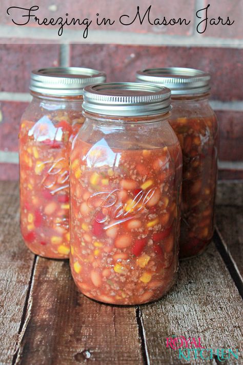 Freezing Soup In Mason Jars, Mason Jar Diy Projects, Camping Tricks, Cabinets Makeover, Canned Food Storage, Freezer Meal Prep, Mason Jar Meals, Mason Jar Salad, Interior Luxury