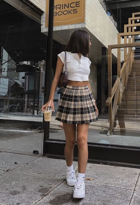 Fashion Content, Cute Skirt Outfits, 90s Fashion Outfits, Skirt Trends, Fashion Inspiration Design, Outfits Casuales, Skirt Outfits, Aesthetic Clothes