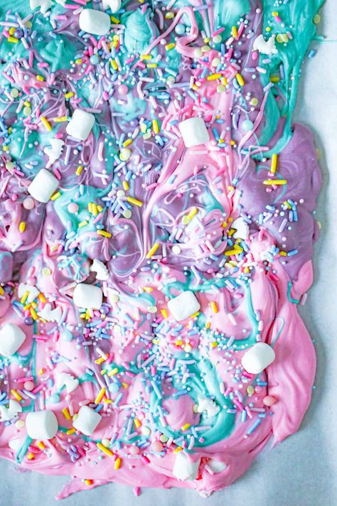 Unicorn Bark Recipe, Chocolate Bark Candy, Homemade Chocolate Bark, Unicorn Chocolate, Unicorn Bark, Bark Candy, Unicorn Sprinkles, Wilton Candy Melts, Chocolate Bark Recipe