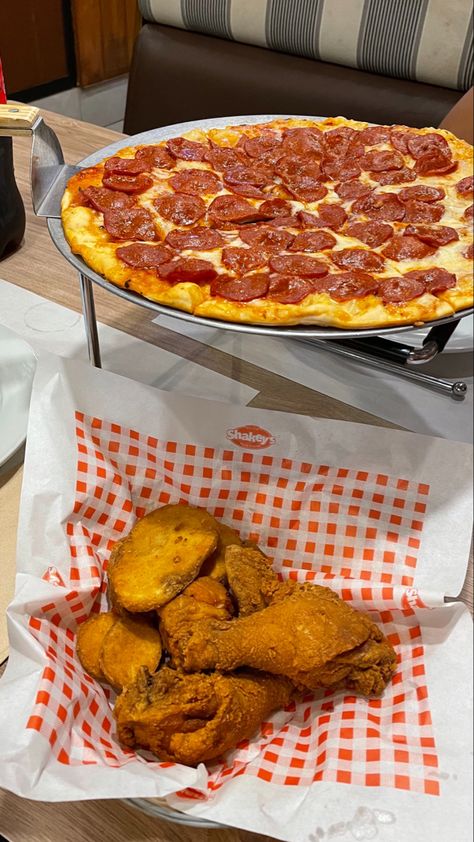 Pepperoni Pizza & Chicken n Mojos 🤤 Shakeys Pizza Philippines, Shakeys Pizza Aesthetic, Pepperoni Pizza Chicken, Restaurant Ads, Shakeys Pizza, Pizza Chicken, Chicken And Chips, Food Snap, Food C