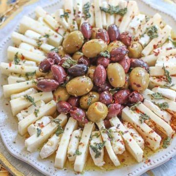 Marinated Olives And Cheese, Horderves Appetizers, Cheese Ring, Thanksgiving Brunch, Cheese Trays, Marinated Olives, Relish Tray, Relish Trays, Food Appetizers