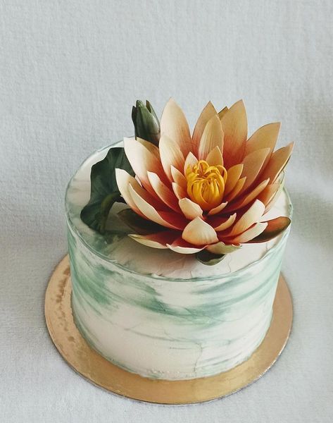 Lotus Flower Cake, Decor Tort, Lotus Cake, Floral Cake Design, Lily Cake, Frog Party, Floral Cakes, Frog Theme, Birthday Cake With Flowers