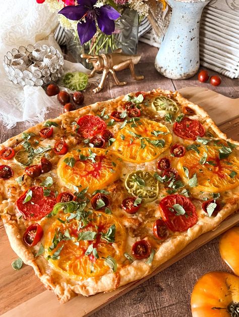 Enjoy a delicious Tomato Tart with caramelized onions, gourmet cheese, and fresh tomatoes on a crispy crust. Perfect for summer gatherings. Try it now! Roma Tomatoes Recipes, Roma Tomato Recipes, Manly Food, Tomato Tarts, Heirloom Tomato Tart, Tomato Tart Recipe, Caramelised Onion Tart, Tomato Pie Recipe, Desert Backyard