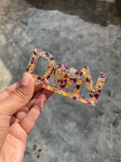 Resin Name Stand, Diy Resin Gifts, Diy Resin Keychain, Handmade Rakhi Designs, Flower Background Design, Embroidery Hoop Art Diy, Handmade Rakhi, Creative Diy Gifts, Diy Resin Projects