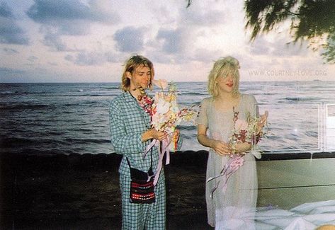 Courtney Love Kurt Cobain, Courtney Love Hole, Kurt And Courtney, Frances Bean Cobain, Pattie Boyd, Awkward Photos, Hawaii Art, Iconic Weddings, Nirvana Kurt