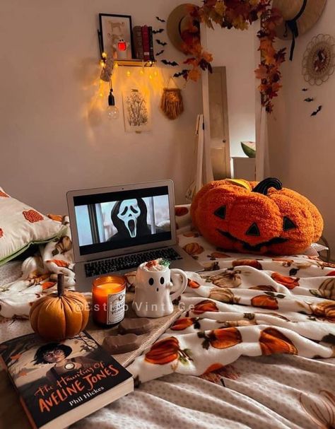 Halloween Sleepover, Halloween Bedroom Decor, Fall Room Decor, Fall Bedroom Decor, Fall Boards, Halloween Bedroom, Hallowen Ideas, Halloween Room Decor, Holiday Room