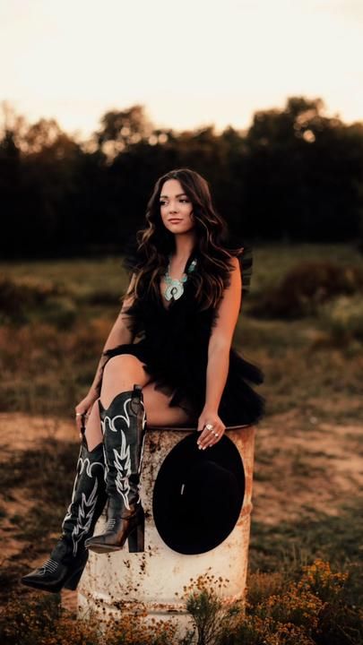 Western Photoshoot Outfits, Western Senior Picture Ideas, Western Photoshoot Ideas, Western Photo Shoots, Cowgirl Photoshoot, Cap And Gown Pictures, Senior Photoshoot Poses, Quinceanera Photoshoot, Western Photoshoot