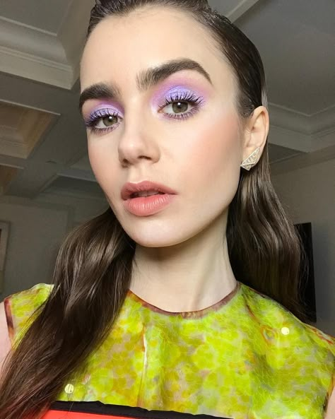 Make Up Color, Purple Eye Makeup, Neon Makeup, Summer Makeup Looks, Purple Makeup, Beauty Make-up, Purple Eyeshadow, Celebrity Beauty, Colorful Eyeshadow