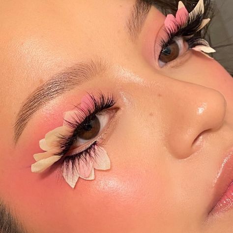 Jess | Makeup Artist on Instagram: “Flower Lashes 🌸 would you rock this look? Brows: @benefitcosmetics precisely my brow pencil @lauramercier brow gel Face: @milkmakeup…” Bonita Femur Aesthetic, Spring Fairy Costume, Pink Flower Makeup, Pink Fairy Makeup, Rave Bae, Fairy Costumes, Maquillage On Fleek, Water Shoot, Pink Pinterest