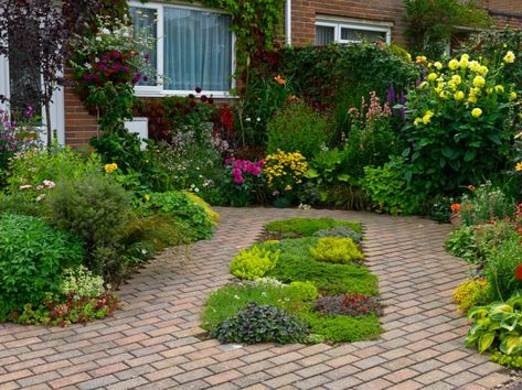 Front Gardens, Front garden which provides parking space Front Garden Ideas Driveway, Garden Ideas Driveway, Small Front Gardens, Front Gardens, Small Front Yard, Driveway Landscaping, Front Garden Design, Front Yard Design, Garden Shrubs