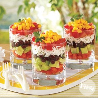 Food In Glasses Ideas, Individual Salads For Parties, Soup And Salad Party Ideas, Salad Coleslaw, Salad Presentation, Layered Salad Recipes, Salad Pasta, Dessert Presentation, Vegetarian Snacks Recipes