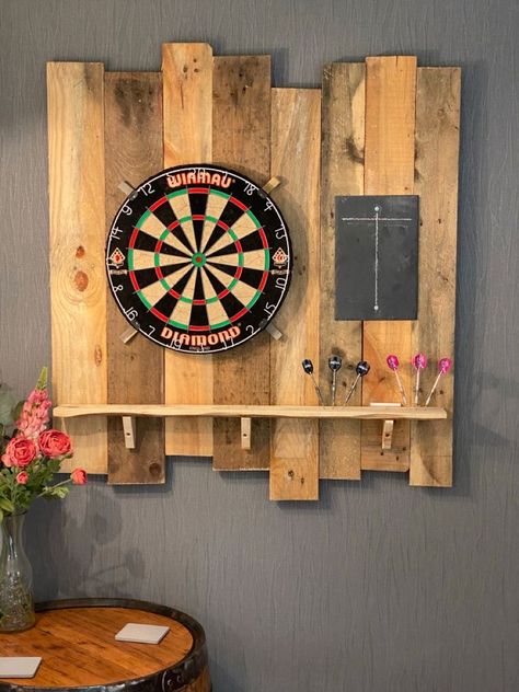 Home Darts Room, Dart Board Outside, Dart Boards Ideas, Diy Bar Pallet, Cool Dart Board Ideas, Garage Dart Board Ideas, Darts Room Ideas, Pallet Dart Board Wall, Dart Board Wall Ideas Diy