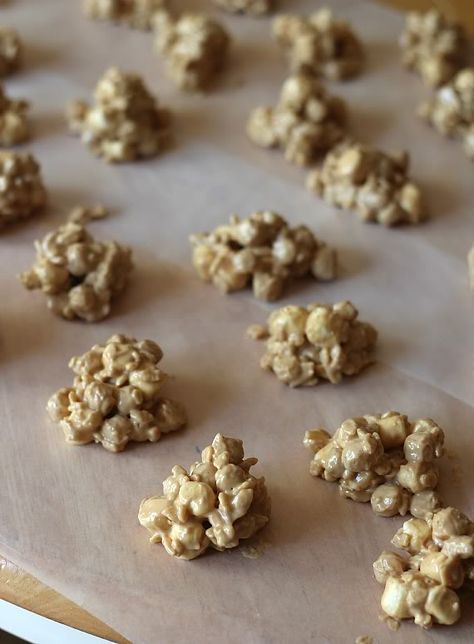 Peanut Butter Cap'n Crunch Clusters: 36oz chocolate, 1C peanut butter, 3C marshmallows, 2C capn crunch Captain Crunch Cereal, No Bake Cookies Recipe, Cap'n Crunch, Captain Crunch, Crunch Recipe, Capn Crunch, Peanut Butter Marshmallow, Peanut Butter Candy, Crunch Cereal