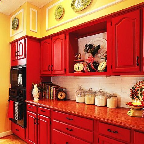 contemporary kitchen cabinets and modern kitchen interiors in vintage style decorated with red colors Red Kitchen Walls, Red Kitchen Cabinets, Red Cabinets, Yellow Kitchen Decor, Red Kitchen Decor, Painted Kitchen Cabinets Colors, Casa Country, Decor Ikea, Yellow Kitchen