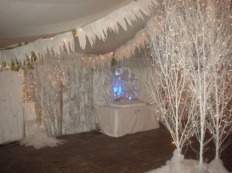 props..like the spray painted trees Winter Wonderland Wedding Decorations, Wonderland Wedding Decorations, Schnee Party, Winter Wonderland-party, Winter Wonderland Christmas Party, Winter Wonderland Party Theme, White Christmas Party, Snow Party, Winter Wonderland Decorations