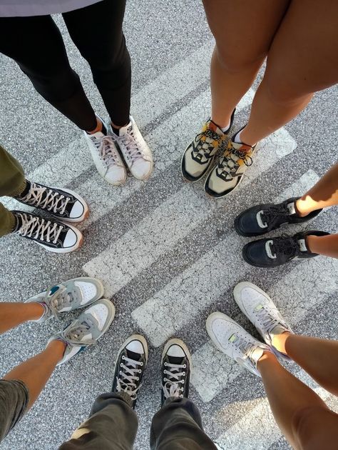 Friends, friends goals, besties, shoes 8friends Pictures, Friend Group Of 7, 7 Friends Pictures, Butterfly Bones, 6 Friends, Friends Group Photo, People Holding Hands, Bff Stuff, Friend Group Pictures