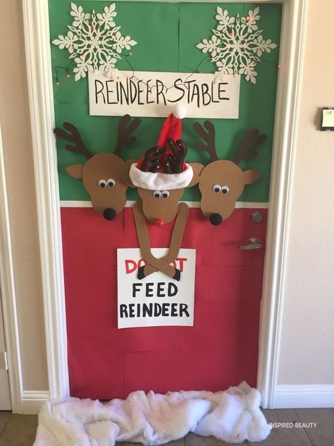 Christmas Door Decorations Ideas, Door Decorations Ideas, Diy Christmas Door Decorations, Holiday Door Decorations, Diy Christmas Door, Christmas Door Decorating Contest, Christmas Classroom Door, Door Decorating Contest, Red Christmas Decor