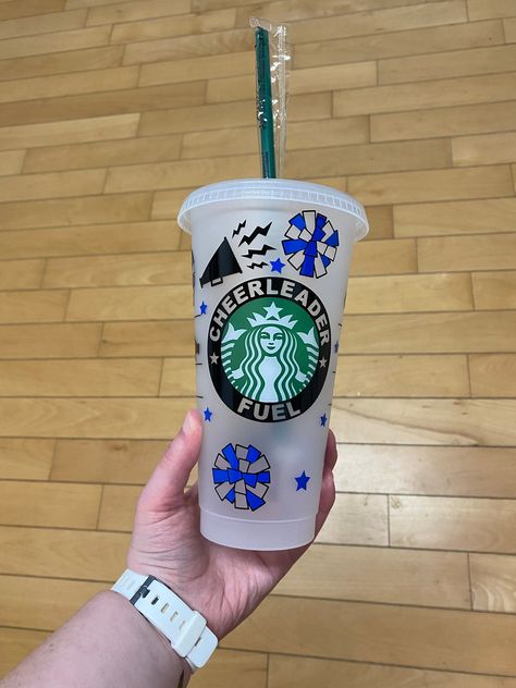 Dunkin Drinks, Cheer Friends, Starbucks Art, Cheer Photos, Starbucks Cup Design, Starbucks Orders, Cheer Team Gifts, Cheers Photo, Diy Best Friend Gifts