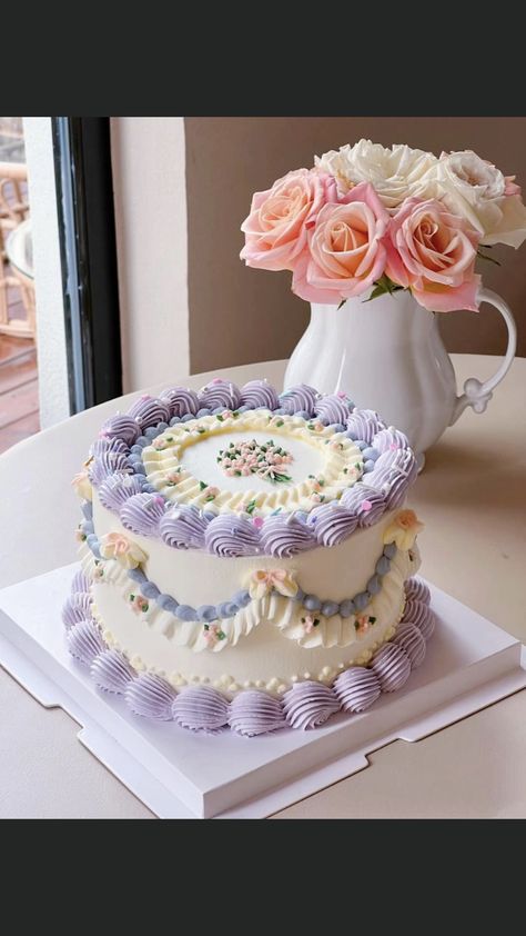 Bolo Rapunzel, Vintage Pasta, Bathroom Ideas Storage, Decor Small Bathroom, Bolo Vintage, Rapunzel Cake, Bathroom Ideas Decor, Vintage Birthday Cakes, Spring Cake