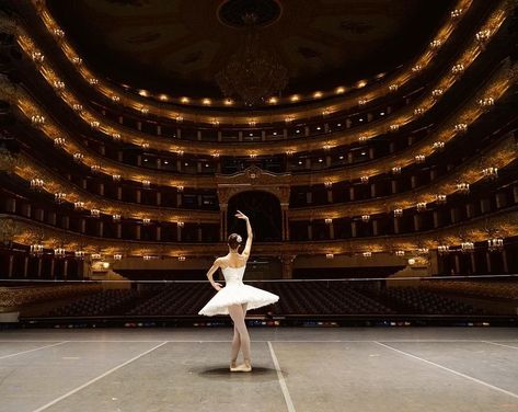 Ballet Shows, Ballet Dance Photography, French Girl Aesthetic, Scene Aesthetic, Ballet Pictures, Dance Dreams, Ballet Poses, Ballet Inspiration, Russian Ballet