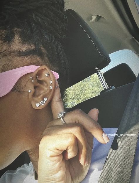 Piercings Ideas Black Women, Baddie Peircing Ideas, Peircings Women Idea, Piercings Ear Black Women, Whole Ear Piercing, Small Ear Piercings Ideas, Piercings Ear Aesthetic, Tragus Piercing Black Women, Right Ear Piercings