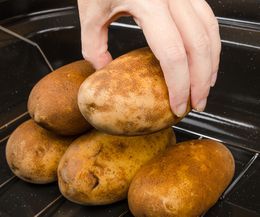 How to Bake Potatoes in a Roaster Oven | eHow How To Bake Potatoes, Roasting Pan Recipes, Roaster Oven Recipes, Roaster Recipes, Baked Potato With Cheese, Turkey Roaster, Cooking Baked Potatoes, Vegetable Cooking, Group Recipes