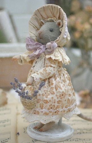 Brambly Hedge, Diy Doll Miniatures, Crochet Mouse, Mouse Toy, Baby Couture, Felt Mouse, How To Make Toys, Felt Baby, Fabric Animals