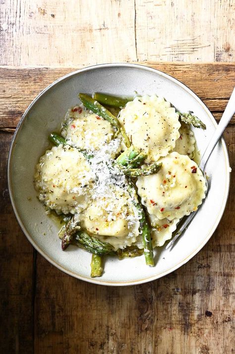 Ravioli in Lemon Parmesan Butter Sauce For Lemon Ricotta Ravioli, Spinach And Ricotta Ravioli, Parmesan Butter, Ravioli Sauce, Spinach Ravioli, Ricotta Ravioli, Quick Pasta Recipes, Quick Pasta, Spinach Ricotta