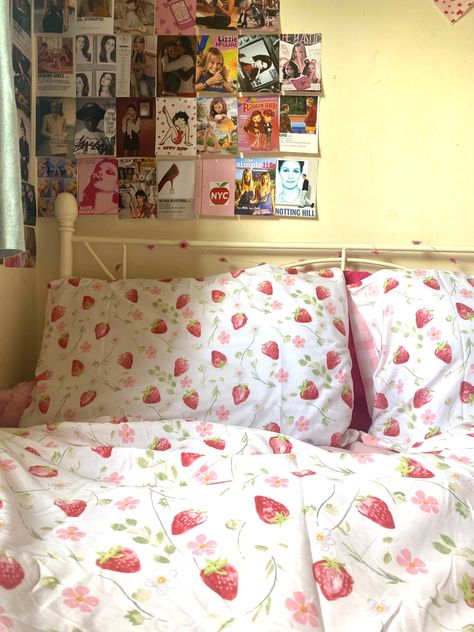 Bedroom inspo ✨ Strawberry Bed Cover, Strawberry Theme Bedroom, Strawberry Bedsheets, Strawberry Room Decor, Strawberry Bedroom, Strawberry Room, Strawberry Bedding, Strawberry Bed, Strawberry Stuff