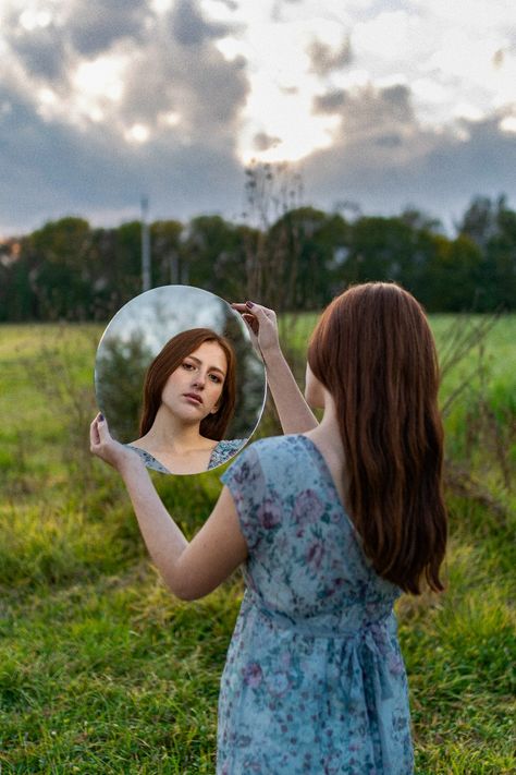 Mirror Field Photoshoot, Photography Mirror Ideas, Photoshoot Ideas With Mirror, Mirror Outside Photoshoot, Photoshoot With Mirror, Phototography Ideas, Mirror Photography Ideas, Mirror Reflection Photography, Mirror Shoot