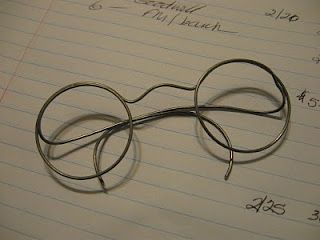 eye glass tutorial Glasses Tutorial, Wire Glasses, How To Make Doll, Vintage Eye Glasses, Make Doll, Art Fil, Heart Eye, Primitive Crafts, Doll Tutorial