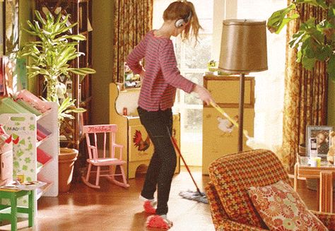 22 Signs You’re An Old Person Trapped In A Young Person’s Body Woman Cleaning, Cleaning Fun, Tidy House, Get Over Your Ex, Clean My House, Old Person, Lazy Girl, Innovative Ideas, Spring Cleaning