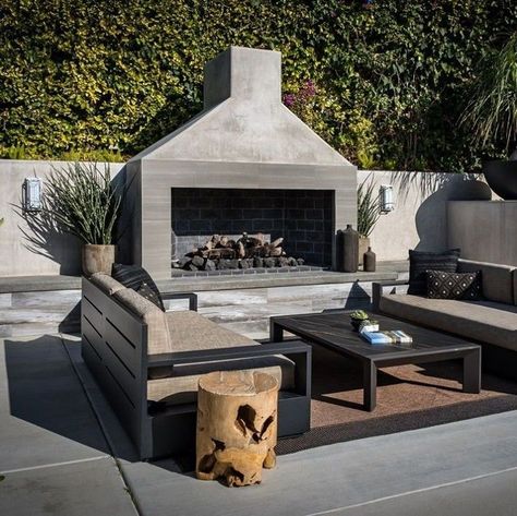 Landscape Ideas Modern, Structural Plants, Ranch Style Homes Exterior, Concrete Outdoor Fireplace, Outdoor Fireplace Brick, Rustic Outdoor Fireplaces, Modern Outdoor Fireplace, Landscape Installation, Outside Fireplace