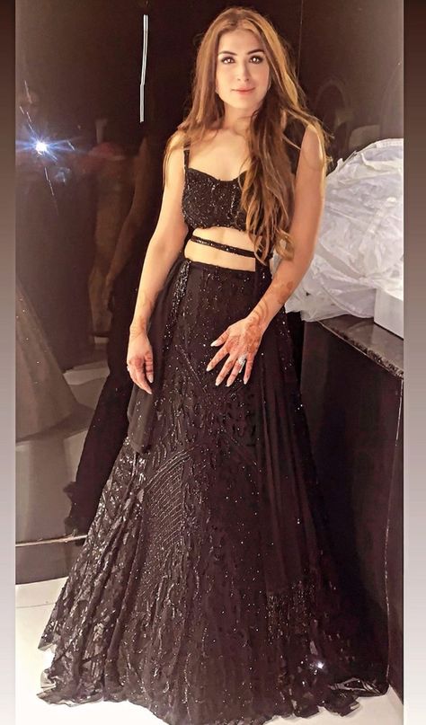 Black Glitter Lehenga, Sangeet Guest Outfit, Black Lehenga Party Wear, Shaadi Lehenga, Indian Drapes, Indian Wedding Guest Dress, Glitter Outfit, Indian Bridesmaid Dresses, Designer Sarees Wedding