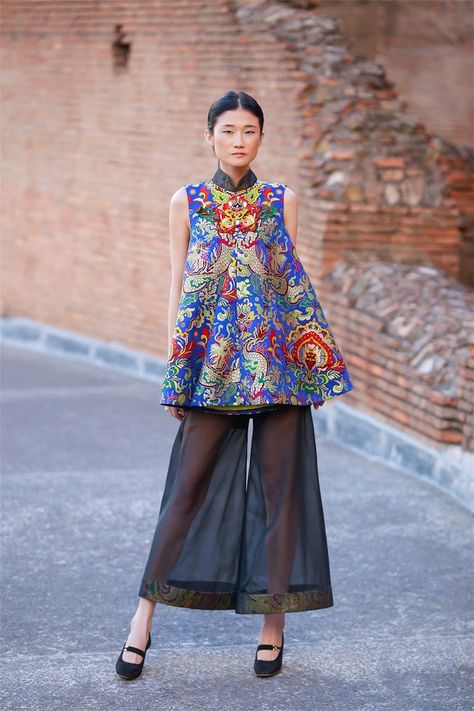 Vietnam Culture, Qi Pao, New York Outfit, Cheongsam Modern, Culture Day, Fashion Week Spring 2014, Elegant Dresses Classy, Illustration Fashion Design, Batik Dress