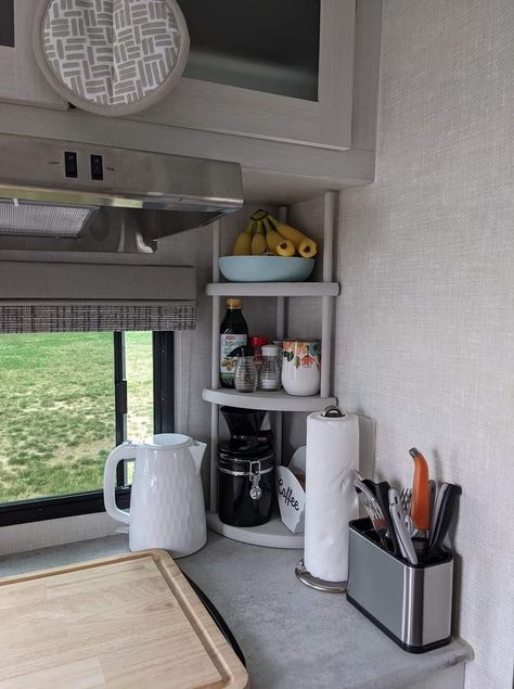 Camper Storage Ideas Travel Trailers, Camper Organization Rv Living, Camper Organization Travel Trailers, Caravan Storage, Zelt Camping, Boat Food Ideas, Rv Interior Remodel, Camper Trailer Remodel, Lake House Food Ideas