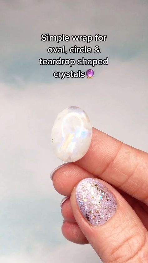 How To Wire Wrap A Tear Drop Stone, Wire Wrap Teardrop Stone Tutorial, Wire Wrapped Teardrop Stone, Wire Wrapping Round Stones, Wire Wrapping Teardrop Stones, Wire Wrap Teardrop Stone, Diy Stone Wrapping, Crystals Moonstone, Wrapping Stones