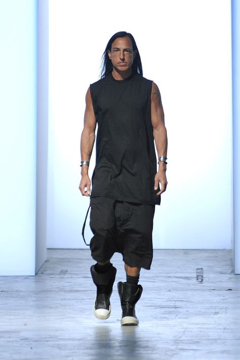 Rick Owens Spring 2012 Menswear Collection Photos - Vogue Rick Owens Street Style Men, Rick Owens Outfit Men, Rick Owens Shirt, Rick Owens Street Style, Rick Owens Outfit, Rick Owens Fashion, Rick Owens Menswear, Techwear Fashion, Sneakers Fashion Outfits