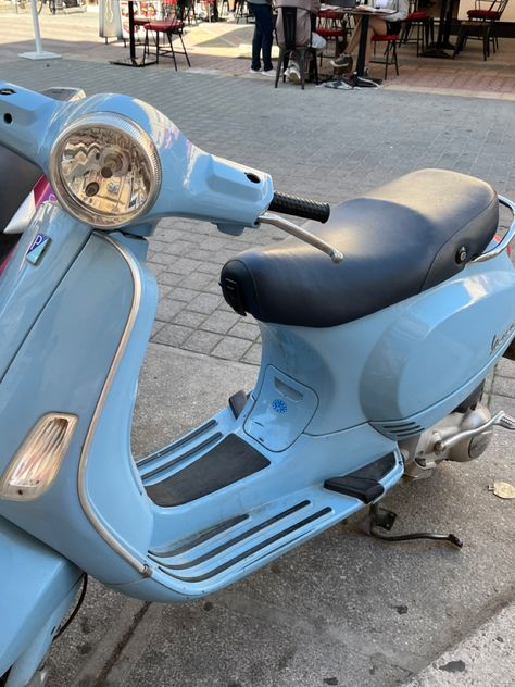 Ela Aesthetic, Vespa In Italy, Blue Vespa, Portugal Fits, Lambretta Scooter, Dream Vehicles, Vespa Scooters, Aesthetic Blue, Mopeds