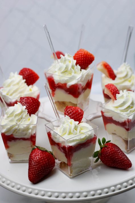 Strawberry Shortcake Mini Desserts, Shooters Desserts Recipes, How To Make Shooter Desserts, Individual Strawberry Trifle, Strawberry Dessert Cups Ideas, Strawberry Trifle Cups, Strawberry Dessert Shooters, Strawberry Desserts Cups, Strawberry Shortcake Shooters Recipe