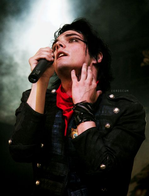 Sheriff of emo town Gerard Way Aesthetic Wallpaper, Turnstile Tattoo, Emo Bands Wallpaper, Gerard Way Wallpaper, Mcr Gerard Way, Mcr Gerard, Gerald Way, Gee Way, I Love Mcr