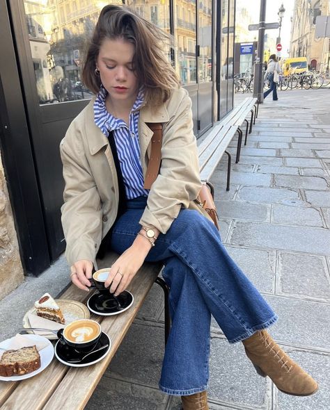 Elodie Romy https://www.instagram.com/elodieromy/ Brown Pants Outfit For Work, Minimal Clothes, Brown Pants Outfit, Style Parisienne, Corporate Outfits, Paris Outfits, April 7, Style Mistakes, French Style