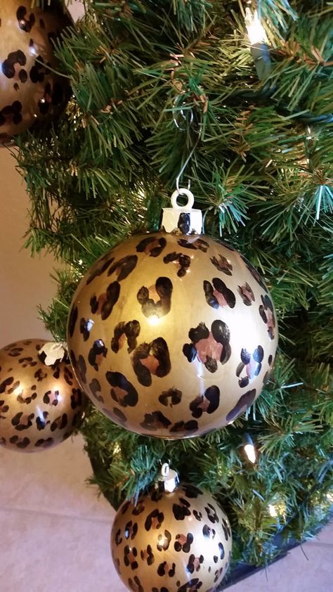 Large Shatterproof 4.75 Diameter Hand Painted by LucyDesignsonline animal print ornaments #leopard ornaments Diy Leopard Print, Painted Leopard Print, Leopard Print Christmas, Mullet Hairstyles, African Christmas, Haircuts Women, Picture Molding, Christmas Colours, Ornament Template