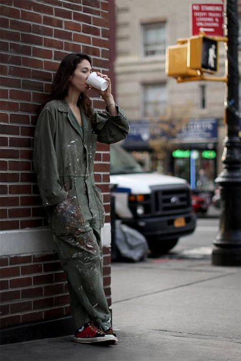 From The Sartorialist. Love this painter's uni-outfit. Painter Outfit, The Sartorialist, Waverly Place, Uni Outfits, Boiler Suit, Style Japonais, Inspiration Mode, Look Cool, Look Fashion