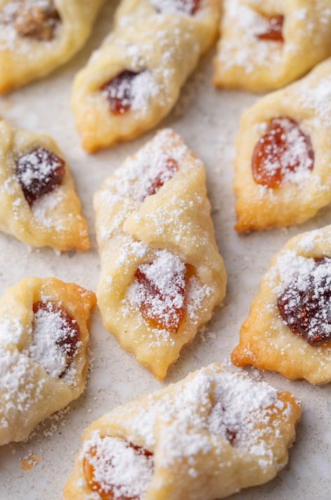 Kolaczki are delicious cookies made with easy 3-ingredient cream cheese pastry and filled with jam. They are crispy on the edges and melt-in-your-mouth in the middle. Absolutely delicious and look beautiful on a cookie platter, too! Cream Cheese Kolache Filling, Jelly Christmas Cookies, Klochkies Cookies, Rugula Cookies Recipe, Lithuanian Cookies, Slovak Cookies, Kolachky Recipe, Kolachi Cookies, Kolachky Cookie Recipe