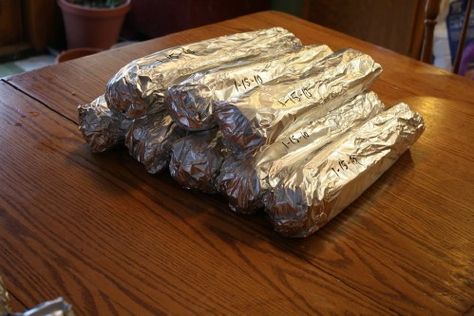 Wrap Veggies in Aluminum Foil  Before storing broccoli, lettuce and celery, wrap it in aluminum foil. The foil will help to keep veggies crisp for up to 4 weeks. Just wrap in foil and store in your fridge’s crisper drawer. Instead of throwing out lettuce and other vegetables a few days after you buy them, you can keep them for up to a month so you don’t have to rush to eat them the minute you get home from the grocery store. Kalay, Head Of Lettuce, Tin Foil, Think Food, 21 Day Fix, Back To Nature, Baking Tips, Cooking Kitchen, Kitchen Hacks